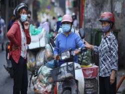 Tiểu thương ngậm ngùi quay xe ngay trước cổng chợ, có người rưng rưng nước mắt, hàng đã nhập về biết bán đi đâu?