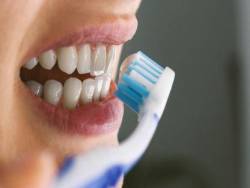 Chuyên gia chỉ ra cách ngăn ngừa virus xâm nhập răng miệng, trong mùa dịch COVID-19 người dân càng nên “dắt túi”