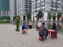 Đi dạo ở sân hay sảnh chung cư trong mùa dịch có bị phạt?