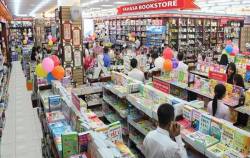 Làm sao để kéo khách đến mua trước sức ép “ngon, bổ, rẻ” của sách online?