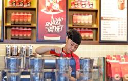 Trong khi Highlands Coffee đạt doanh thu kỷ lục 3.700 tỷ, “người anh em” Phở 24 mới bị Jollibee bán lại cho cha đẻ